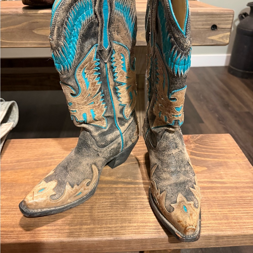 Women’s Stylish Turquoise and Tan Heeled Boots